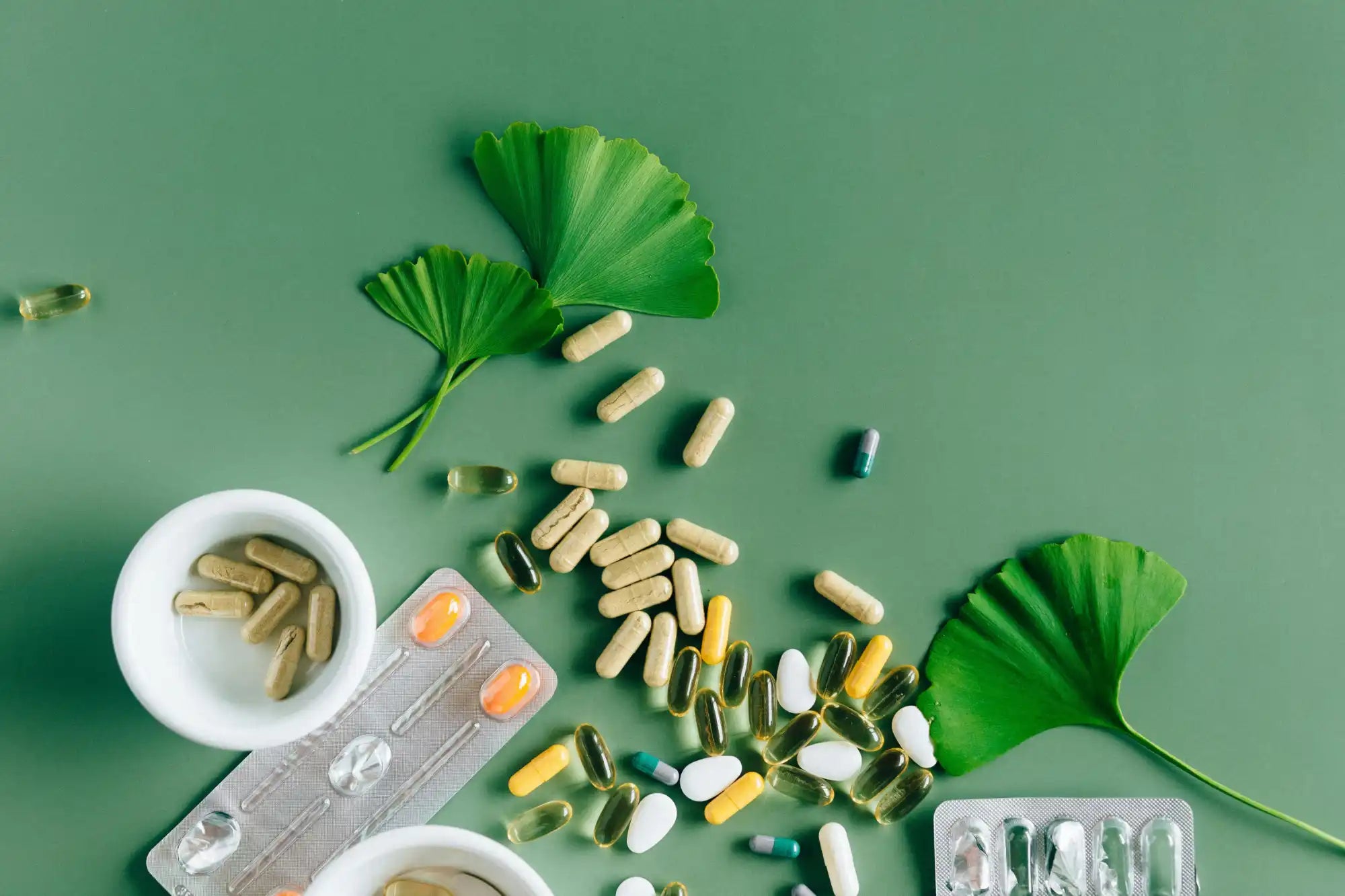 Divers compléments alimentaires, vitamines et pilules.