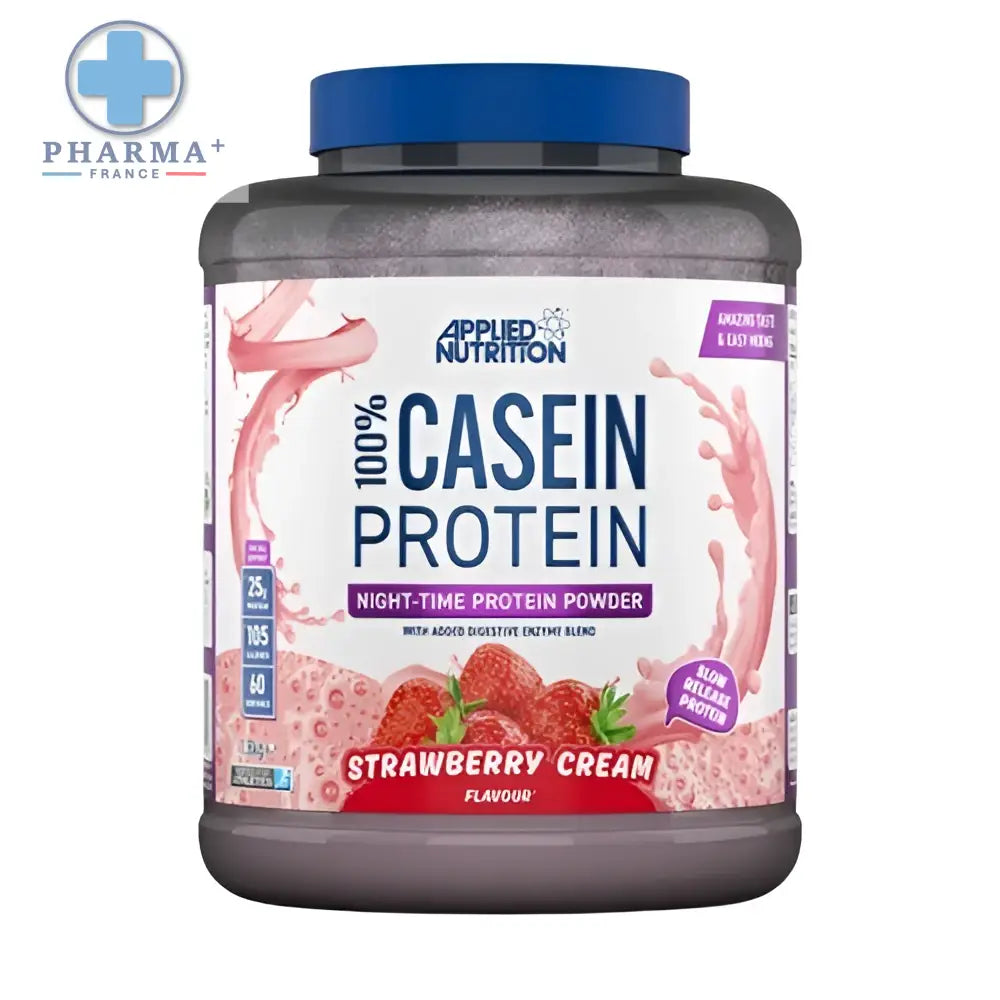 Conteneur plastique gris foncé avec couvercle bleu contenant casein protéine applied nutrition saveur strawberry cream 1.8 kg
