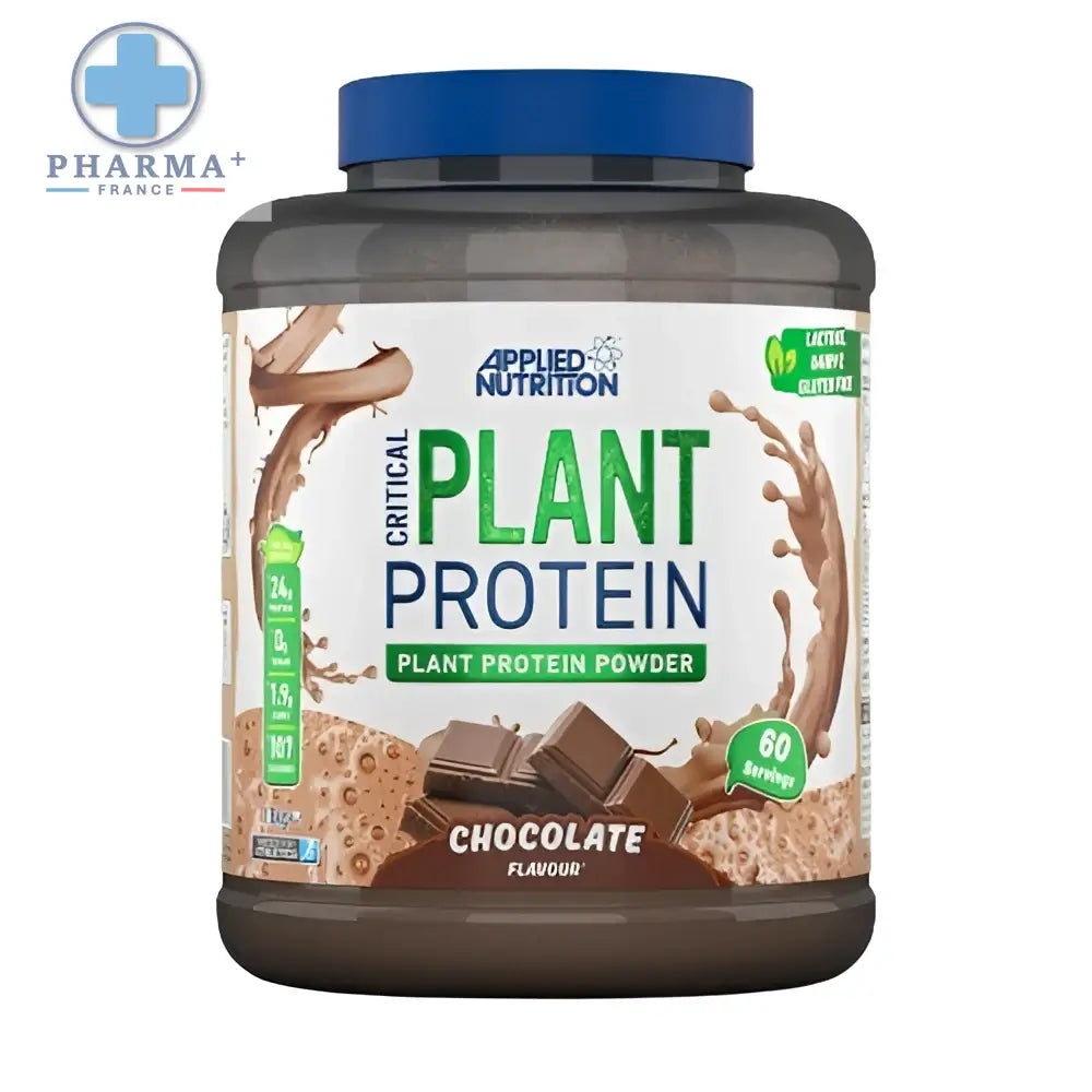 Un contenant brun foncé avec un couvercle bleu contient de la poudre de protéine végétale chocolat applied nutrition critical