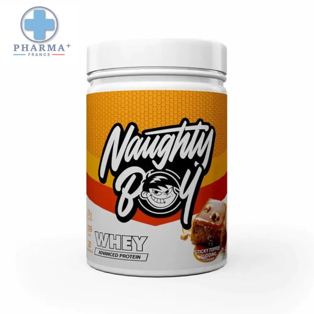 Conteneur blanc en plastique avec étiquette orange et rouge contenant protéine whey naughty boy saveur sticky toffee pudding 2 kg