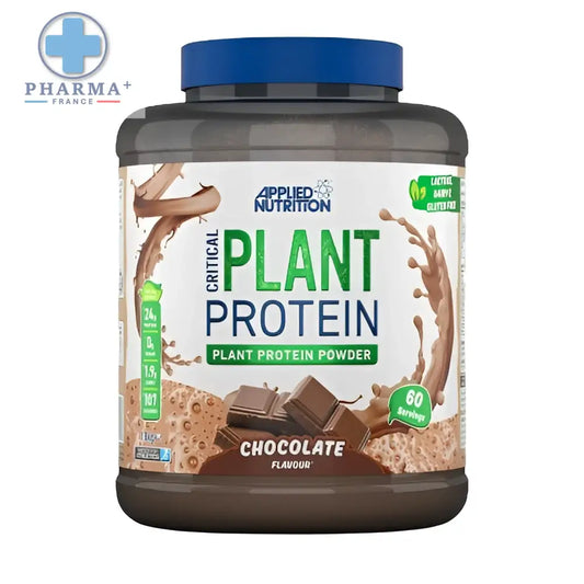 Un contenant brun foncé avec un couvercle bleu contient de la poudre de protéine végétale chocolat applied nutrition critical
