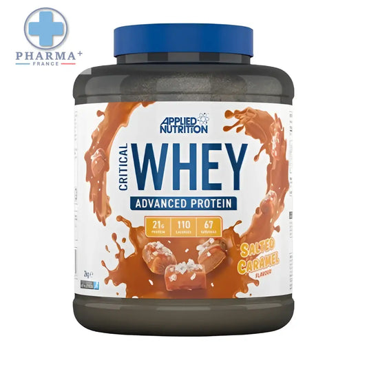 Un contenant en plastique gris foncé avec couvercle bleu de applied nutrition critical whey protéine caramel salé 2 kg