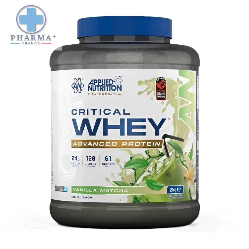 Un contenant en plastique gris foncé avec couvercle bleu appli nutrition critical whey protéine saveur vanilla matcha 2 kg