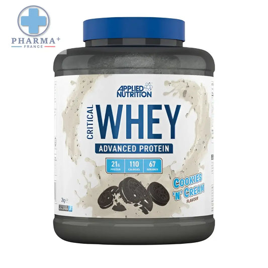 Un conteneur gris foncé avec un couvercle bleu contient whey protéine cookies n cream d applied nutrition critical
