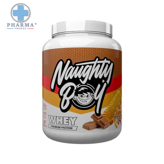 Naughty boy protéine whey chocolat caramel biscuit 900 g en pot blanc avec étiquette orange et rouge et image barre chocolatée