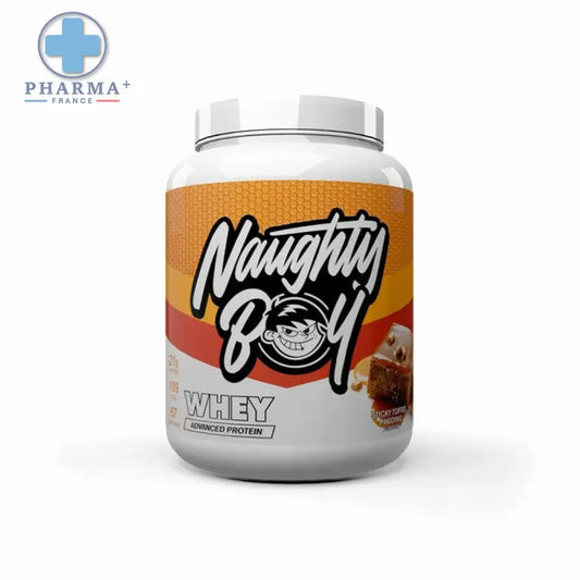 Pot de protéine whey naughty boy goût sticky toffee pudding 900 g avec étiquette orange et blanche cartoon