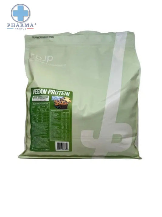 Sac refermable vert clair de protéine végétalienne trained by jp saveur blueberry muffin avec logo blanc et étiquette nutrition sportive protéinée